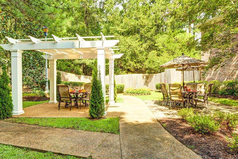 Castlewoods Place | Courtyard with white gazebo